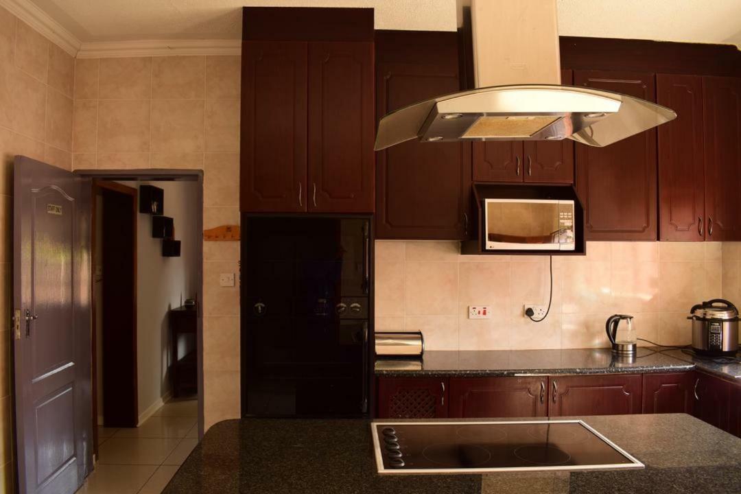 غابورون Skyhawk Guesthouse المظهر الخارجي الصورة