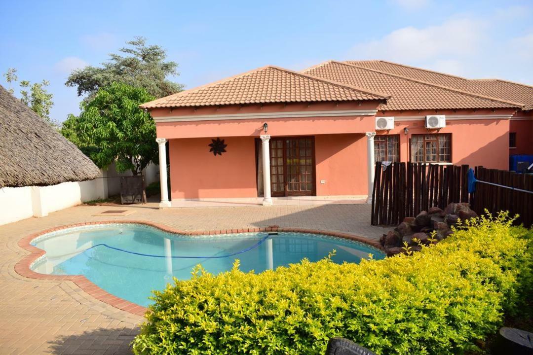 غابورون Skyhawk Guesthouse المظهر الخارجي الصورة