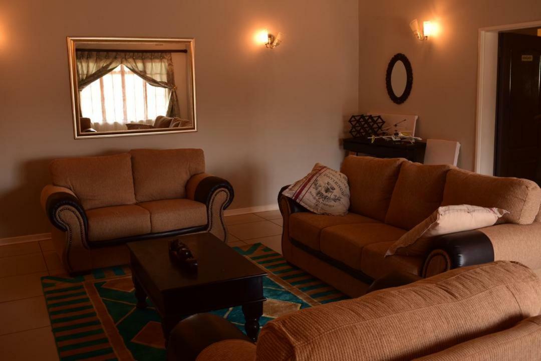 غابورون Skyhawk Guesthouse المظهر الخارجي الصورة