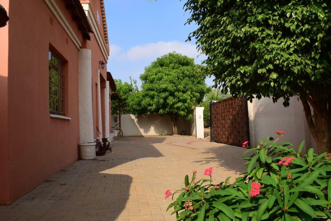 غابورون Skyhawk Guesthouse المظهر الخارجي الصورة