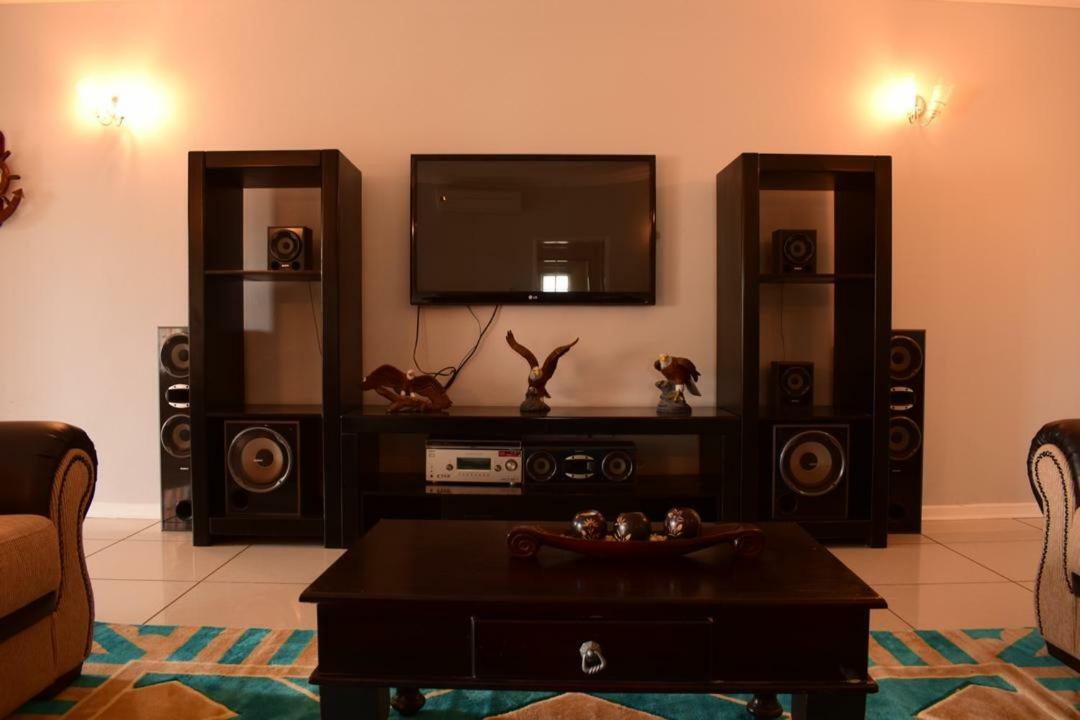 غابورون Skyhawk Guesthouse المظهر الخارجي الصورة